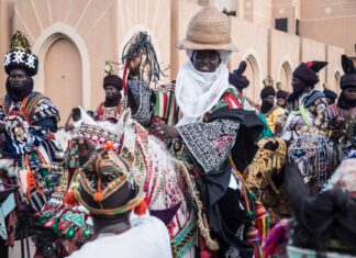 Carstwo Mali i zaginione złoto Timbuktu: wielkie imperia Afryki Zachodniej Uczestnicy barwnego festiwalu w Nigerii jadący na bogato zdobionych koniach