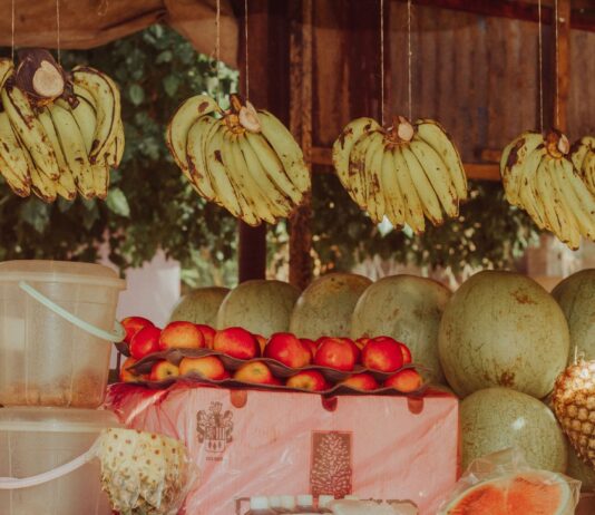 Owoce Afryki, których nie znajdziesz w supermarkecie: jak smakują i gdzie ich spróbować Kolorowe owoce tropikalne na targu w Zarii w Nigerii