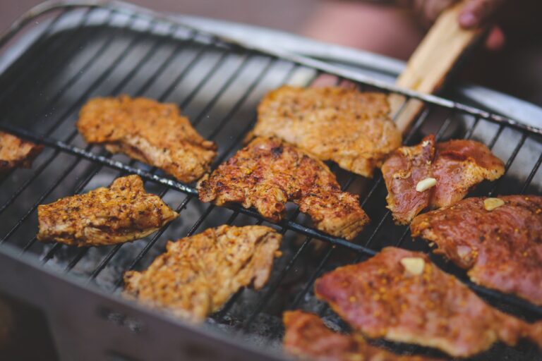 Grillowane kotlety wieprzowe z pikantną przyprawą suya